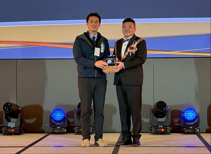 勞青處長吳達偉代表市府贈與新任總會長張旭志玻璃藝品賀禮。