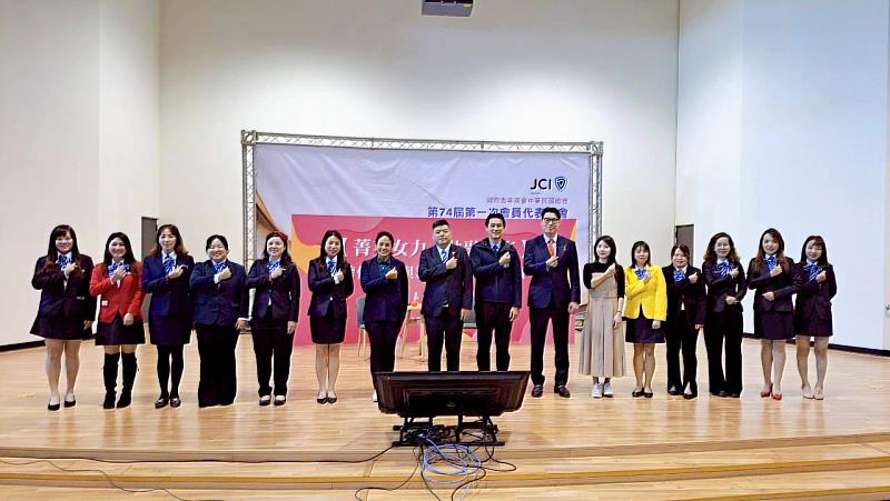 勞青處長吳達偉與青商總會幹部合影。