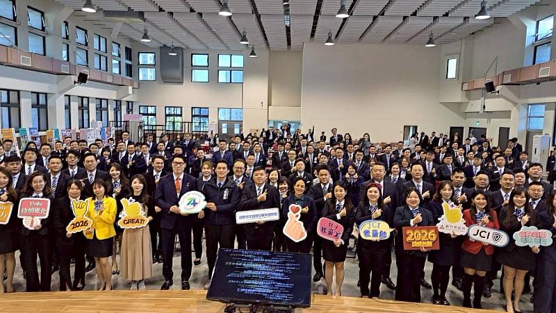 青商總會舉辦「菁英女力．共融未來」論壇合影。