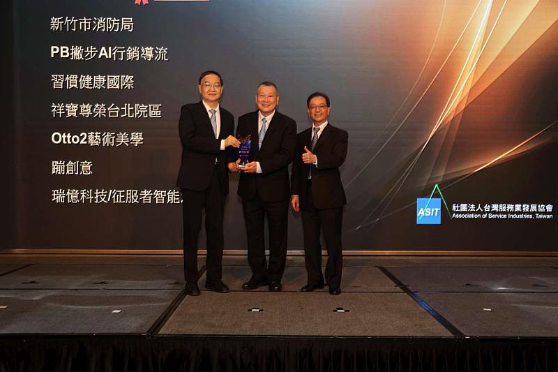 消防局秘書彭忠禮（中間者）代表受獎。