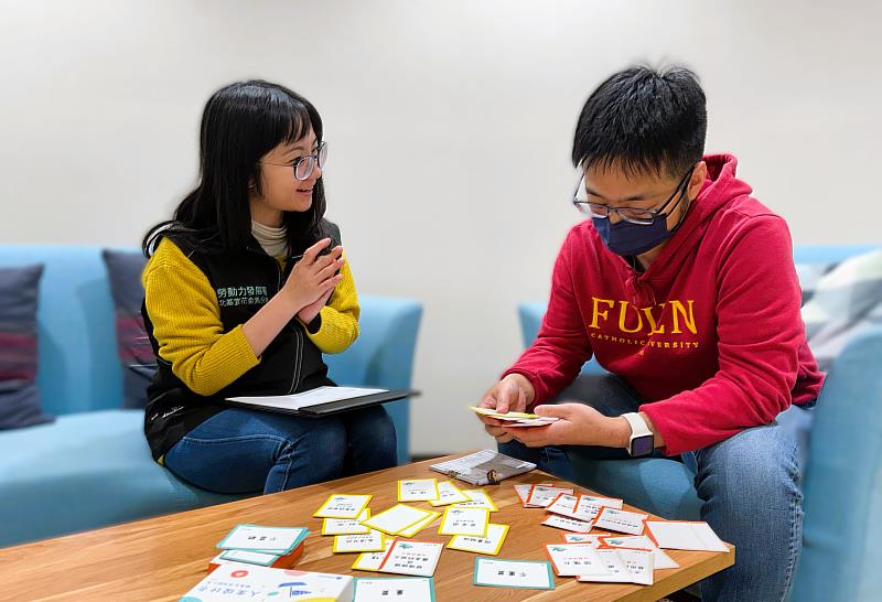 北分署YS職涯諮詢師（左）透過一對一深度諮詢，陪伴青年（非文中個案）釐清職涯方向。