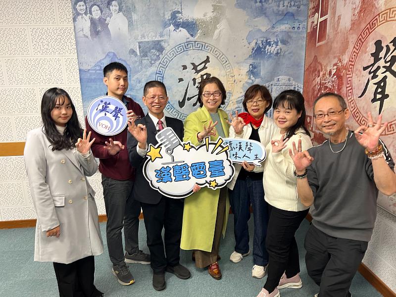 《總裁律師的財商法時代》、《尤努斯三零ESG影響力對談》節目製作團隊及基金會節目第2集貴賓台大保經董事長陳亦純（左3）合影。