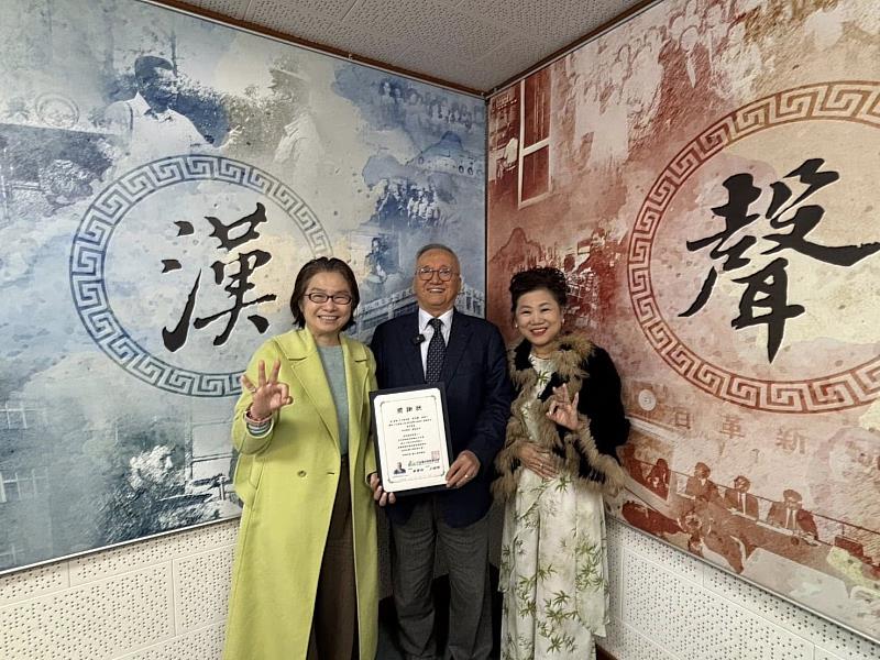 台灣尤努斯基金會董事長蔡慧玲（左）與基金會執行長王絹閔（右）頒贈感謝狀予卡內基訓練創辦人暨台灣尤努斯基金會榮譽顧問黑幼龍（中）。