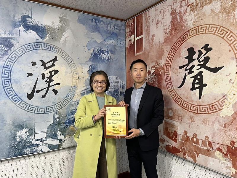 群景國際商務法律事務所所長蔡慧玲（左）頒贈感謝狀予國立臺灣大學管理學院兼任教授暨美國Andra Capital安卓樂資本董事長林家振（右）。