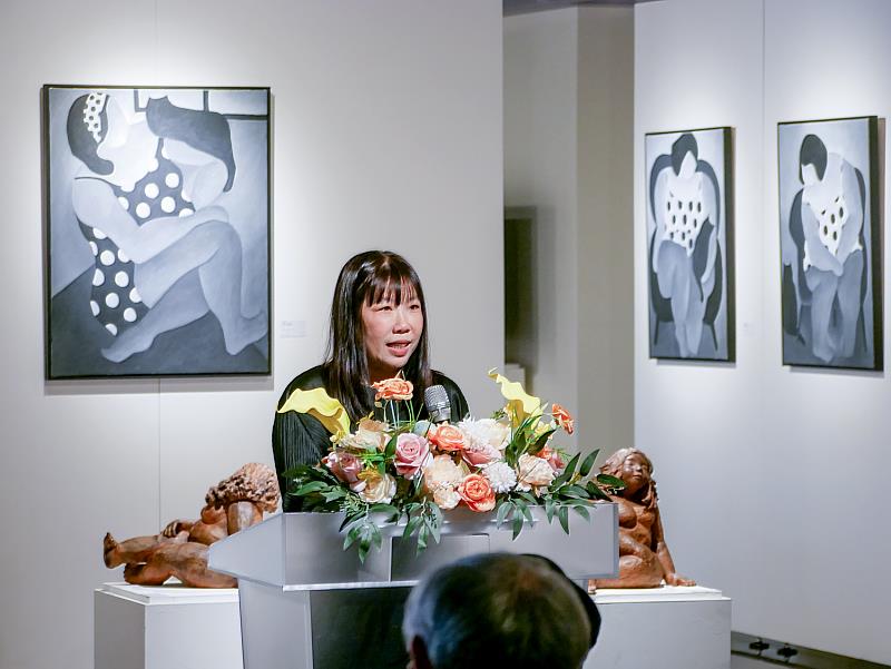 林嘉妮老師致詞，林嘉妮老師於開幕茶會中分享創作心路，作品背後的情感與生命經驗，讓觀眾更貼近《貓的妮喃》中低聲卻真實的創作語言。