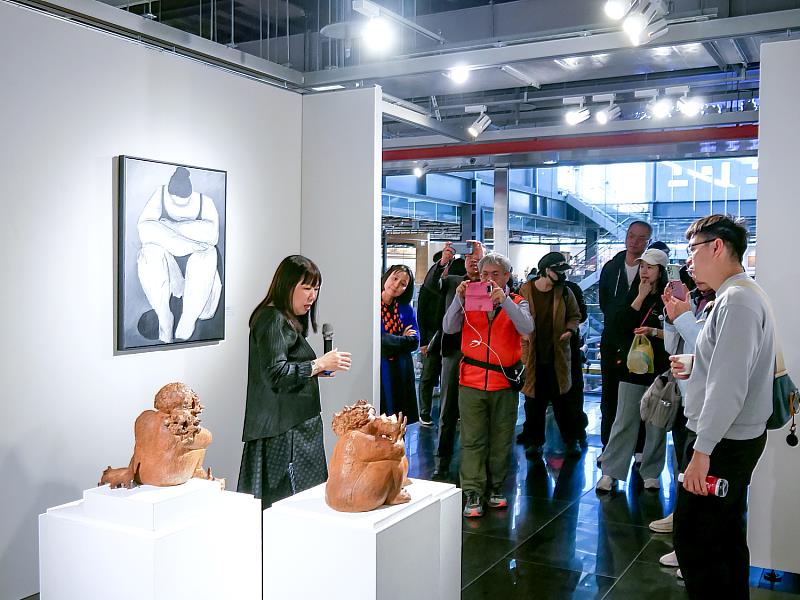 開幕導覽現場，茶會後由藝術家親自導覽，帶領觀眾近距離欣賞耐候鋼雕塑作品，從姿態、材質到時間痕跡，細細訴說作品如何在歲月中持續呼吸。