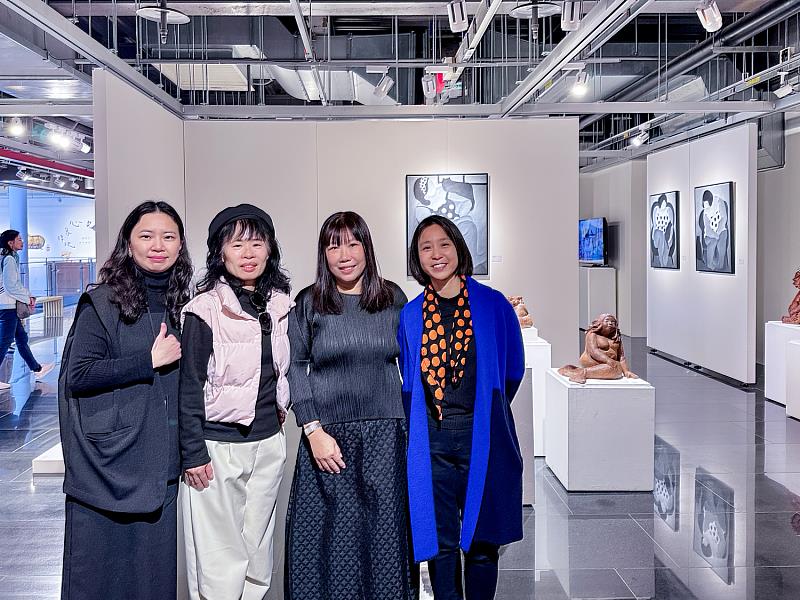 貴賓合影。許明香老師、吳奇娜老師、林嘉妮老師與鶯歌光點藝術中心藝術經理鄧雯馨合影留念，象徵藝術家與場館之間長久而深厚的交流情誼。