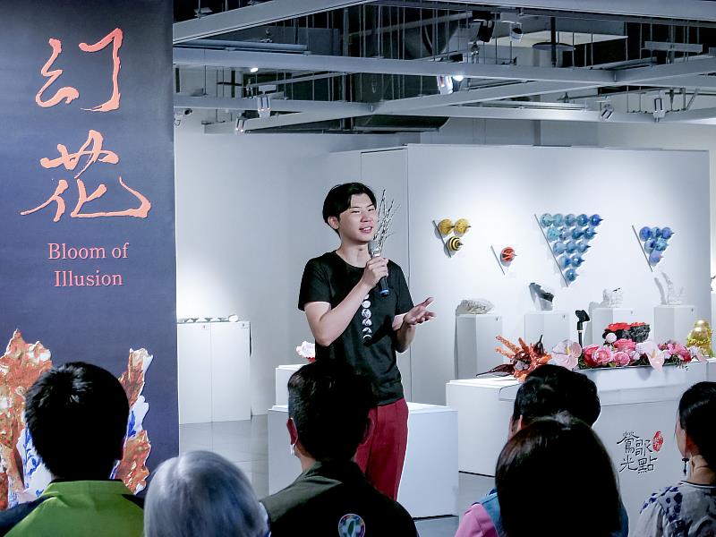 （2025年10月展出紀錄）曾祥軒於鶯歌光點創作展《幻花》開幕茶會分享創作心路與材質思考，從自然微觀的結構出發，將看似無序的元素梳理成可被凝視的秩序，也是他與鶯歌光點長期合作的對話脈絡。