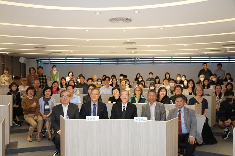 江安世校長偕校內教師與考試院前院長黃榮村前校長合影。