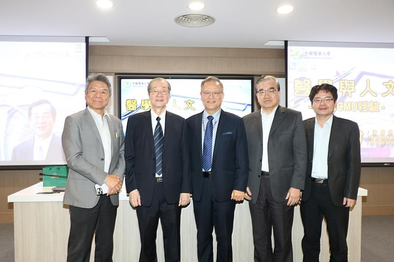 江安世校長、蔡輔仁副校長、薛博仁副校長、陳悦生主任秘書與黃榮村前校長會場合影。