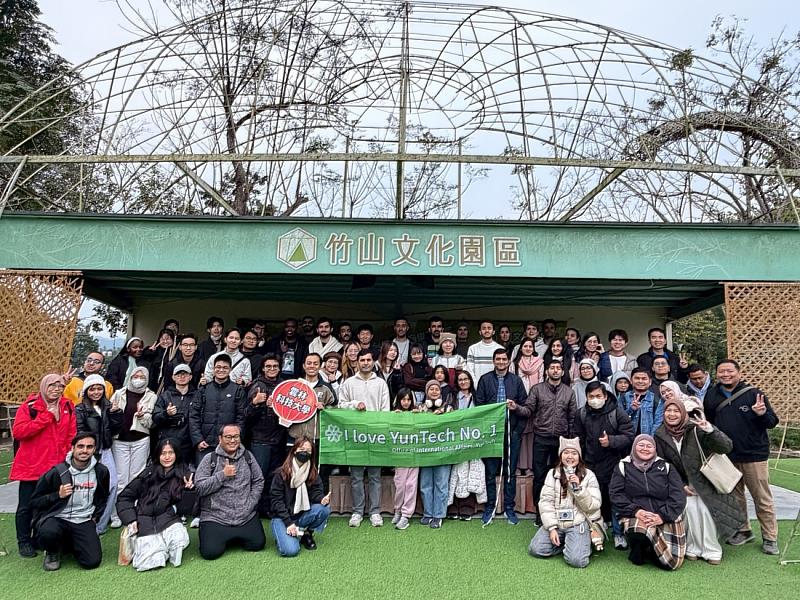 本次文化之旅活動吸引超過100位來自17個國家的國際學生參與,首先大家走訪竹文化園區。
