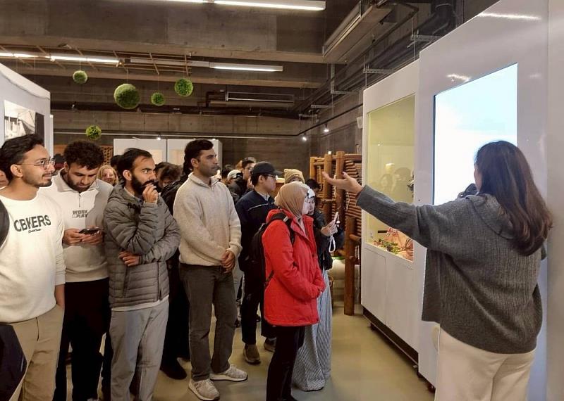 活動特別安排雙語導覽人員,為國際學生詳細介紹園區內的竹藝展品。