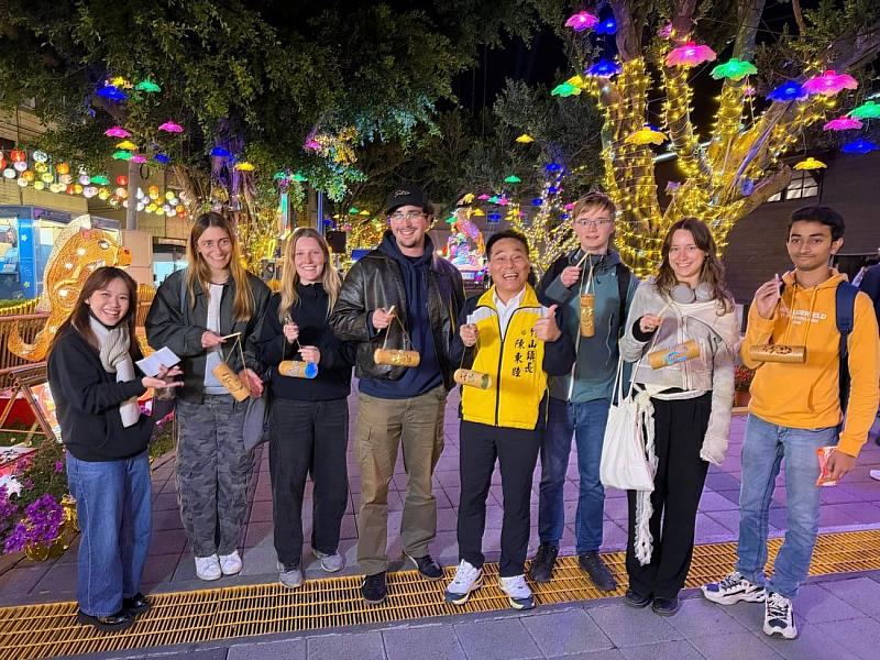 活動結束前，每位國際學生皆獲贈一只精緻可愛的竹提燈作為紀念禮品，將台灣的溫暖與美好帶回自己的國家。