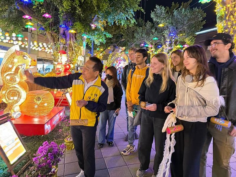 燈會現場，竹山鎮長親自向國際學生講解每一座龍燈背後的故事與文化意義。