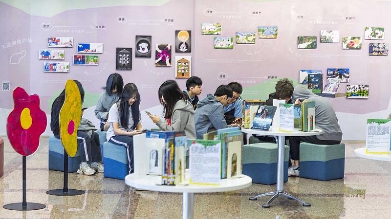 12月16日丹鳳高中學生參訪覺生紀念圖書館，體驗舒適的閱讀空間。（圖／淡江大學提供）