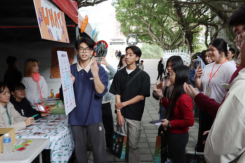 12月18日馬來西亞各獨立華文中學學生至文學館前行人徒步區，觀摩資傳系第25屆畢業成果展「倒帶前行」。（圖／淡江大學提供）