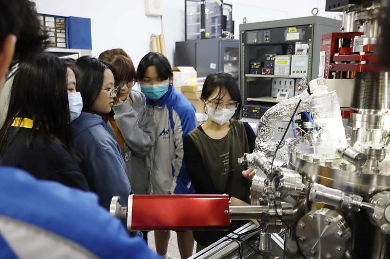 12月11日安樂高中學生在物理系學生帶領下，參觀自旋電子學實驗室。（圖／淡江大學提供）