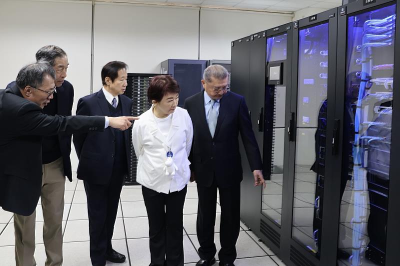 台中市長盧秀燕指出，「數位力就是城市競爭力」，她稱讚此算力中心將成為台中「智慧城市」數位轉型的重要加速器。