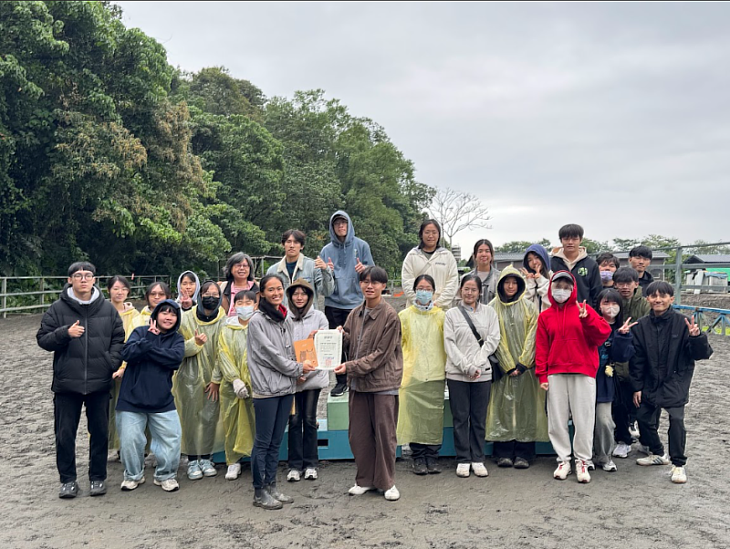東華大學師生協助完成運動會，獲台灣兒童發展協會馬匹輔助教育中心理事長路婕（前方左側持狀者）親授感謝狀。