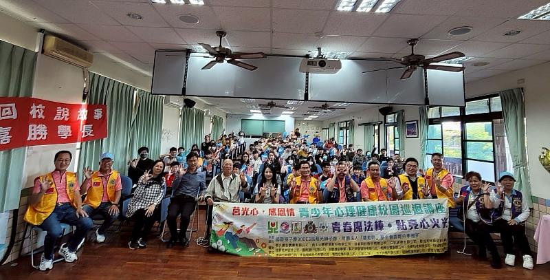 國際獅子會300E3區莒光獅子會與漚汪國小蔡孟倫校長、高雄「張老師」謝璦如總幹事合影,並和學童們一起錄製「莒光心.感恩情」感謝影片。