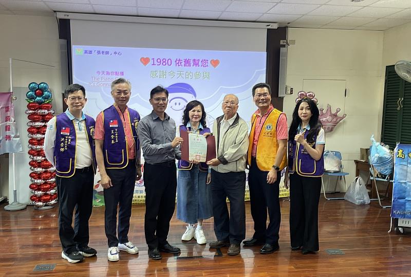 漚汪國小蔡孟倫校長致贈感謝狀感謝黃嘉勝校友。