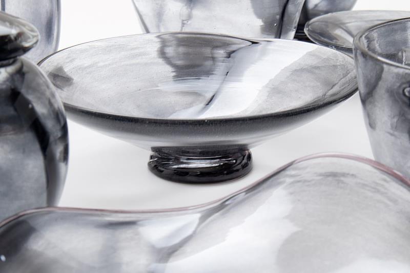 近距離觀察「黑玉」系列作品，其純淨色澤與流暢線條，隱喻著新竹玻璃工藝在世代傳承間的精進與新生。