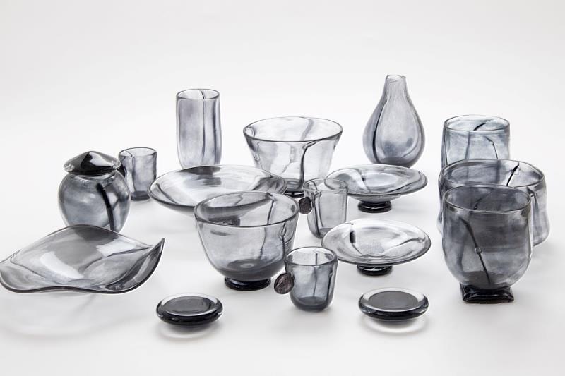 陳建志創作之「黑玉」系列生活器物，以現代純黑玻璃技術挑戰輕薄質感。