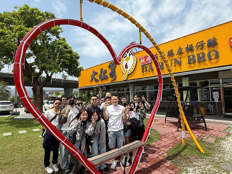 永慶房屋每位業務新人都有專屬師父帶領，讓學習方向更明確，同事間彼此互相幫助，團隊感十足。