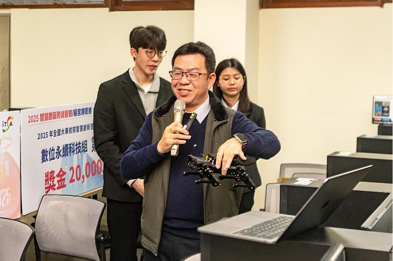 逢甲資訊系副教授林峰正展示多項逢甲師生近期在AI研發和競賽獲獎成果。