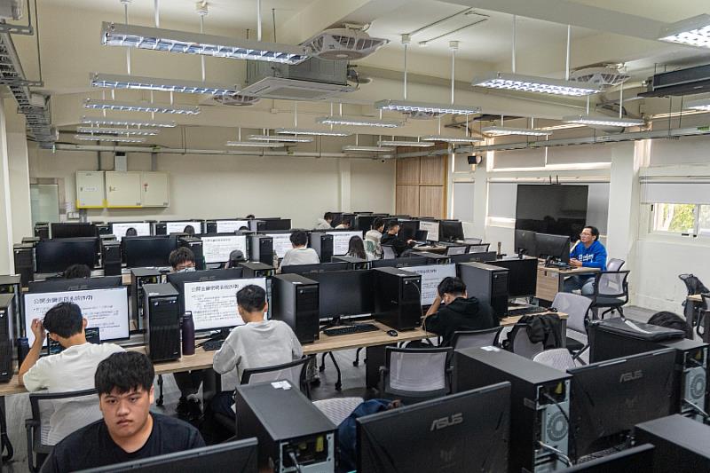 「AI智慧創新鑄造廠」規劃課程內容涵蓋數位孿生, AI程式設計、生成式語言模型與智慧應用實務,開放逢甲大學各學系學生修習。