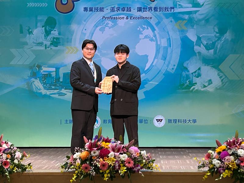 教育部常務次長朱俊彰(左)頒發第21屆技職之光-競賽卓越獎予中國科大室設系學生曾慶偉。(照片/校方提供)