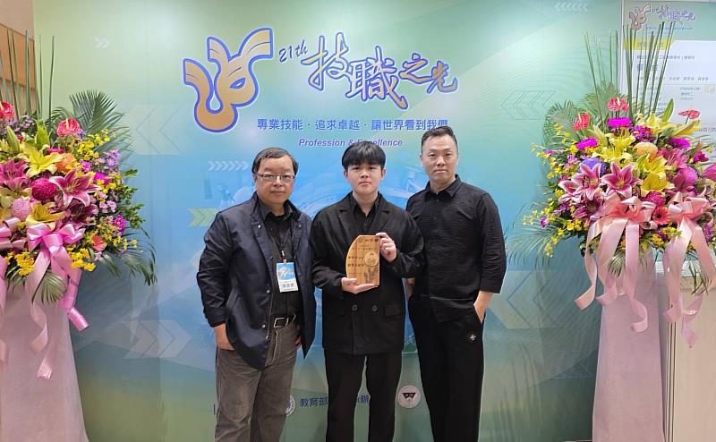 中國科大室設系主任陳鼎周(左)、指導老師林政欽(右)與曾慶偉合影。(照片/校方提供)