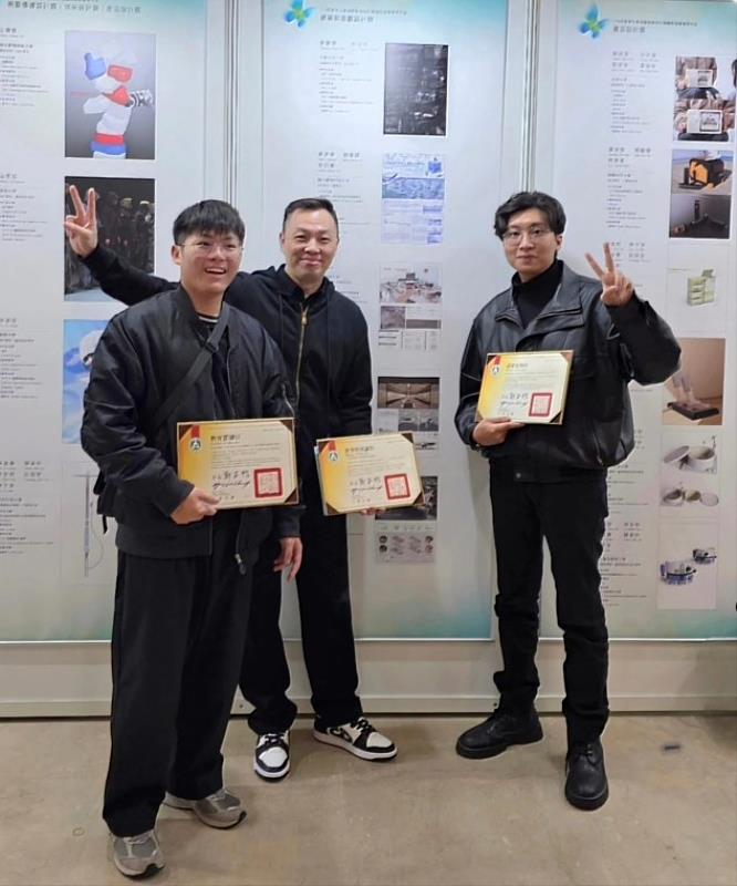 指導老師林政欽與獲獎學生王誌廷及黃柏諭合影。（照片/校方提供）