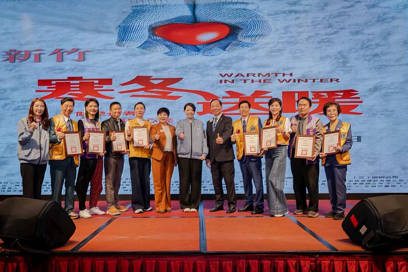 竹市府攜手芙洛麗與善心團體送暖獨居長輩，高虹安市長感謝善心義舉。