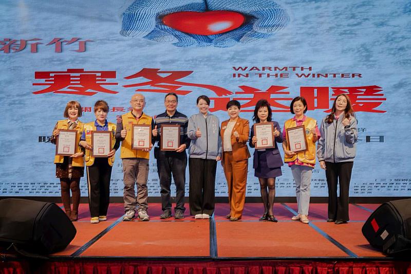 竹市府攜手芙洛麗與善心團體送暖獨居長輩，高虹安市長感謝善心義舉。