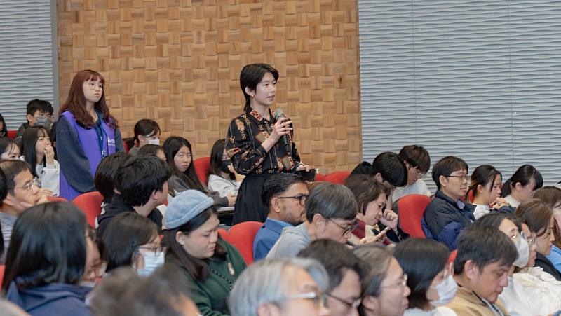 亞大學子把握難得機會，踴躍向諾獎大師請益學術與職涯難題。