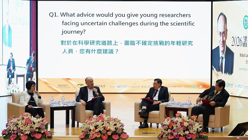 蔡進發校長主持大師座談，針對青年研究者面臨的挑戰深度交流。