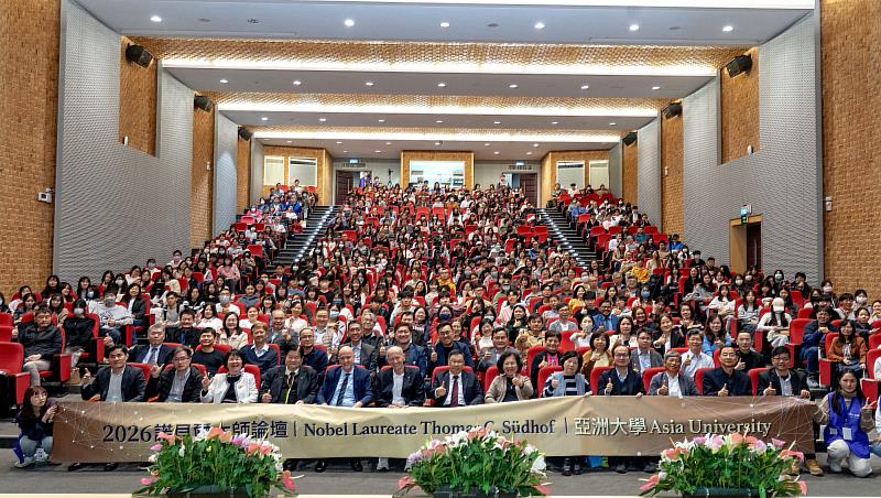 2026諾貝爾大師論壇盛大登場，Südhof教授與滿場師生合影。