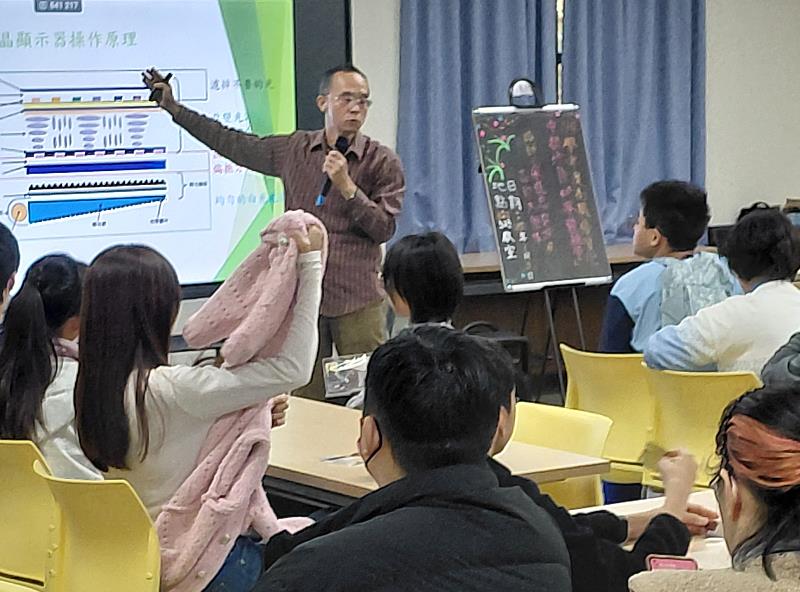 林宗欣教授探索偏光原理應用在液晶顯示。