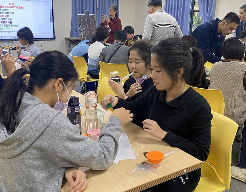 透過毛根旋轉與保麗龍球彈跳體會物理參數。