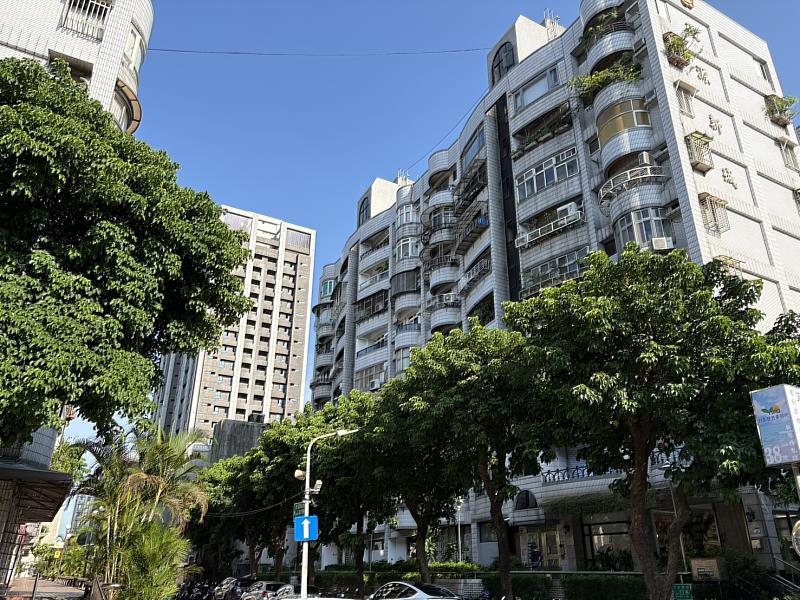在「大小巨蛋的中心點」一帶,總價5000萬內的「小宅」或「中古中大坪數住宅」是最受青睞的兩類產品。