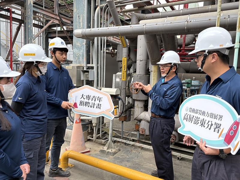 職場導師進行工作崗位訓練說明。