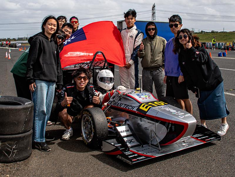 車隊完成最後一項動態項目-耐久賽(Endurance),隊員們開心合影。