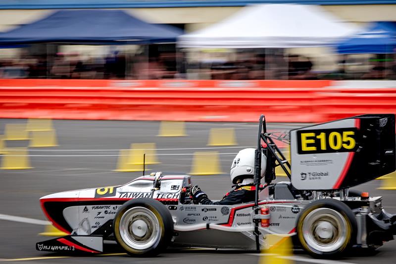 進行動態項目－八字繞環（Skid Pad）。