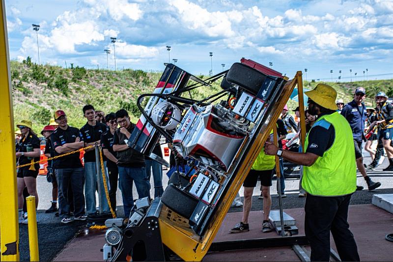 車隊進行技術檢驗:傾斜測試(Tilt Test)。