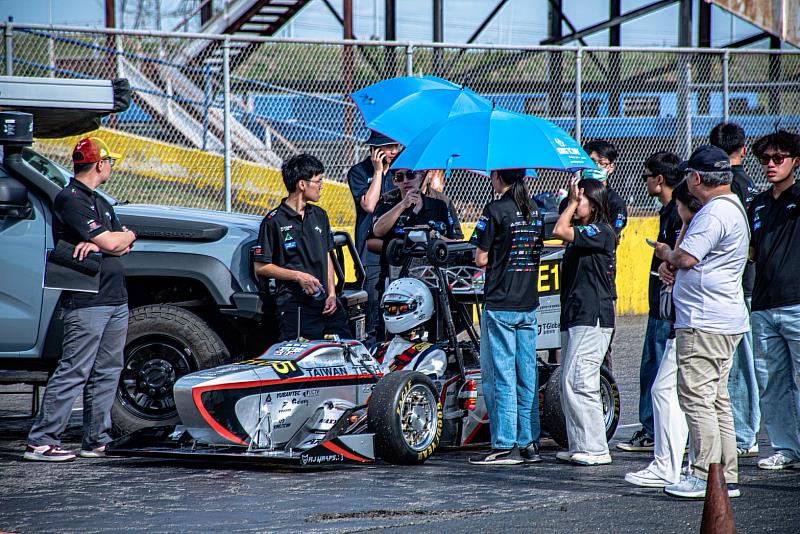 車隊上場前的討論。