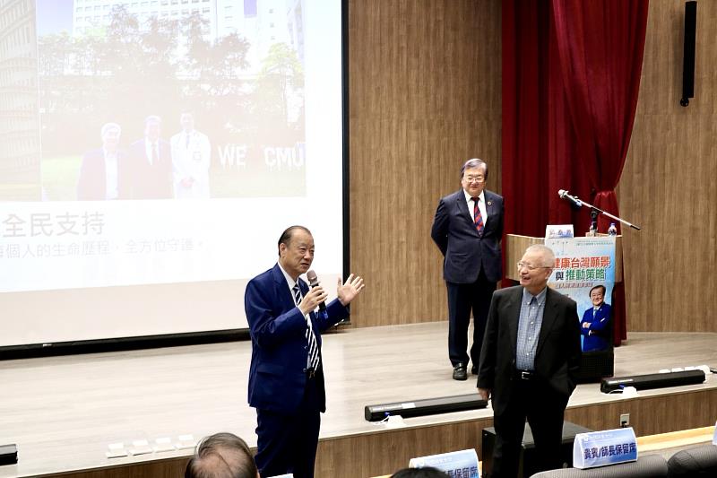 蔡董事長（左）稱許，邱前部長在醫界表現卓越是本校傑出校友。