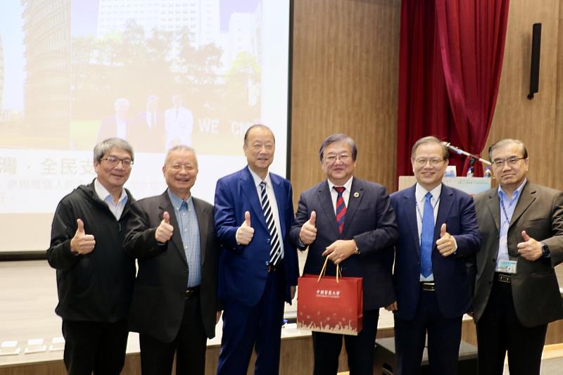 蔡長海董事長、江安世校長、林昭庚院士等與衛生福利部前部長邱泰源合影。