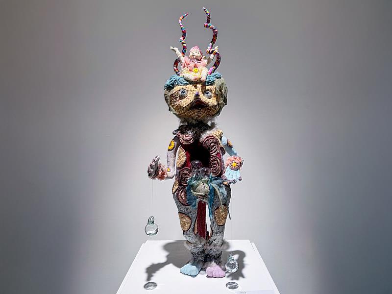 IWACO本次即將於ONE ART Taipei 2026展出的作品之一，色彩與材質交織出介於童趣與神祕之間的形體語言，細節如同被時間慢慢編排的紋理，邀請觀者近距離感受「混沌如何被織成秩序」。