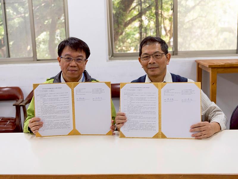 大傳系與淡水地政事務所簽署合作備忘錄,由大傳系許傳陽主任(右)與淡水地政事務所廖俊隆主任簽署。(圖/淡江大學提供)
